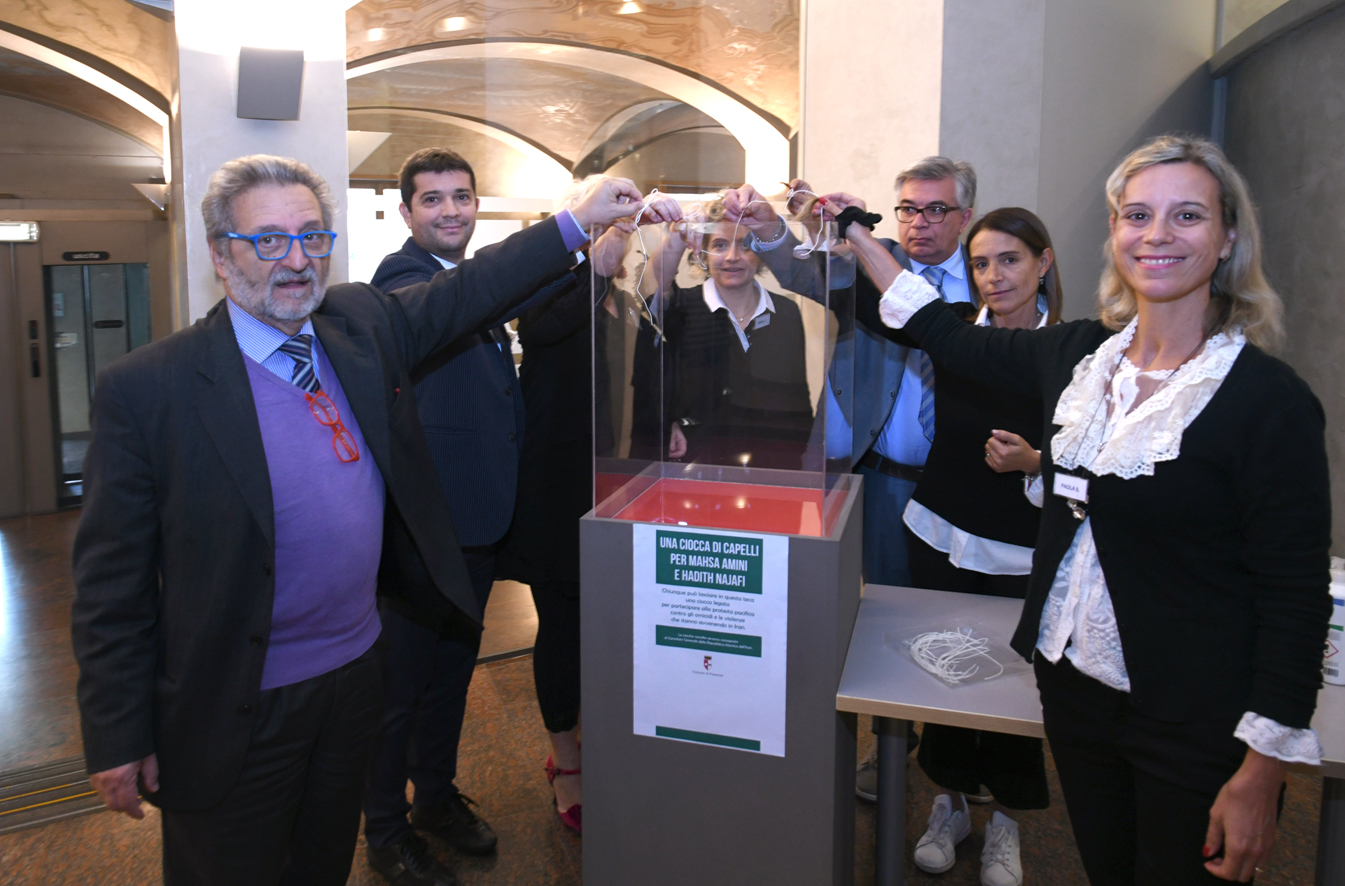 ANCHE LA BANCA A SOSTEGNO DELL'INIZIATIVA UNA CIOCCA PER MAHSA AMINI E HADITH NAJAFI