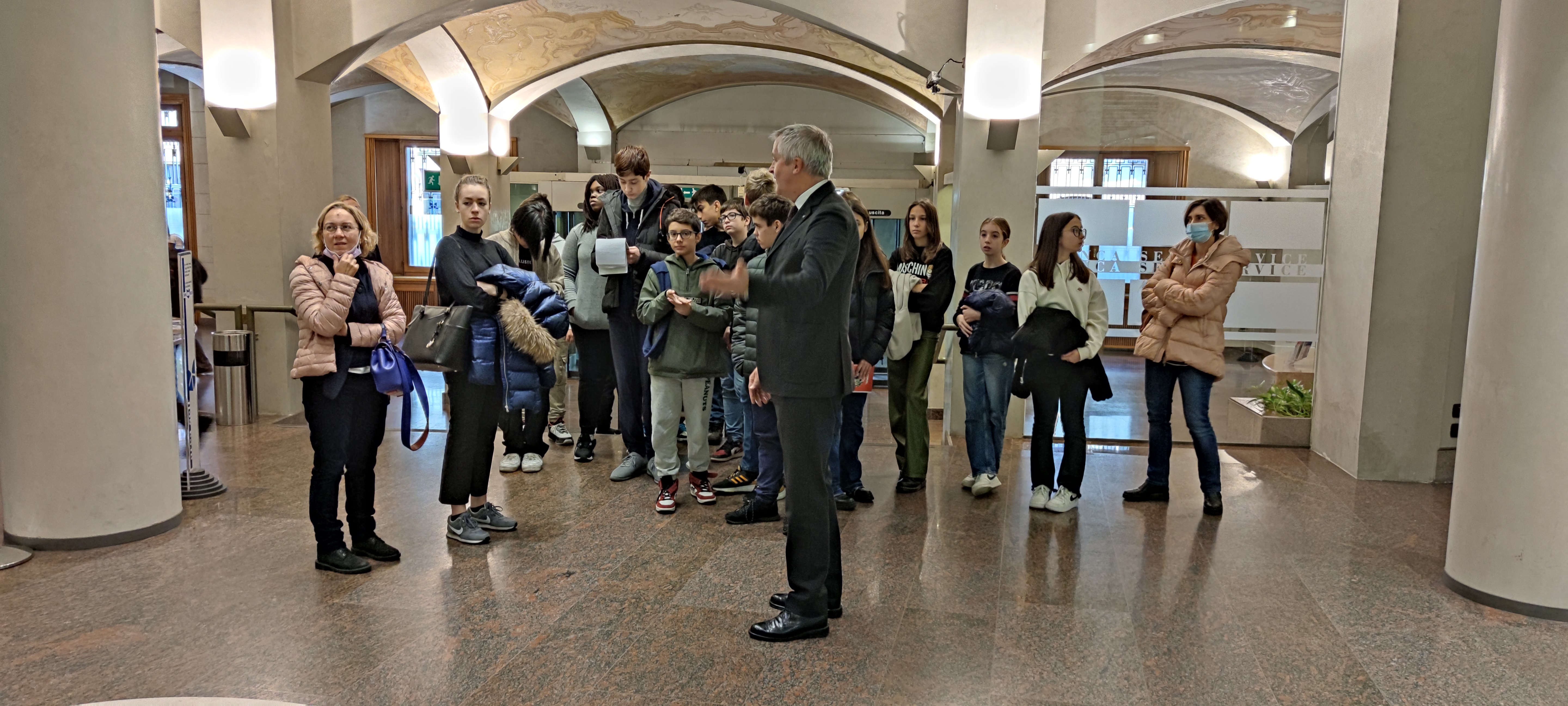 PER GLI STUDENTI DELLA SCUOLA MEDIA DANTE-CARDUCCI UNA LEZIONE PRATICA DI COME FUNZIONA UNA BANCA
