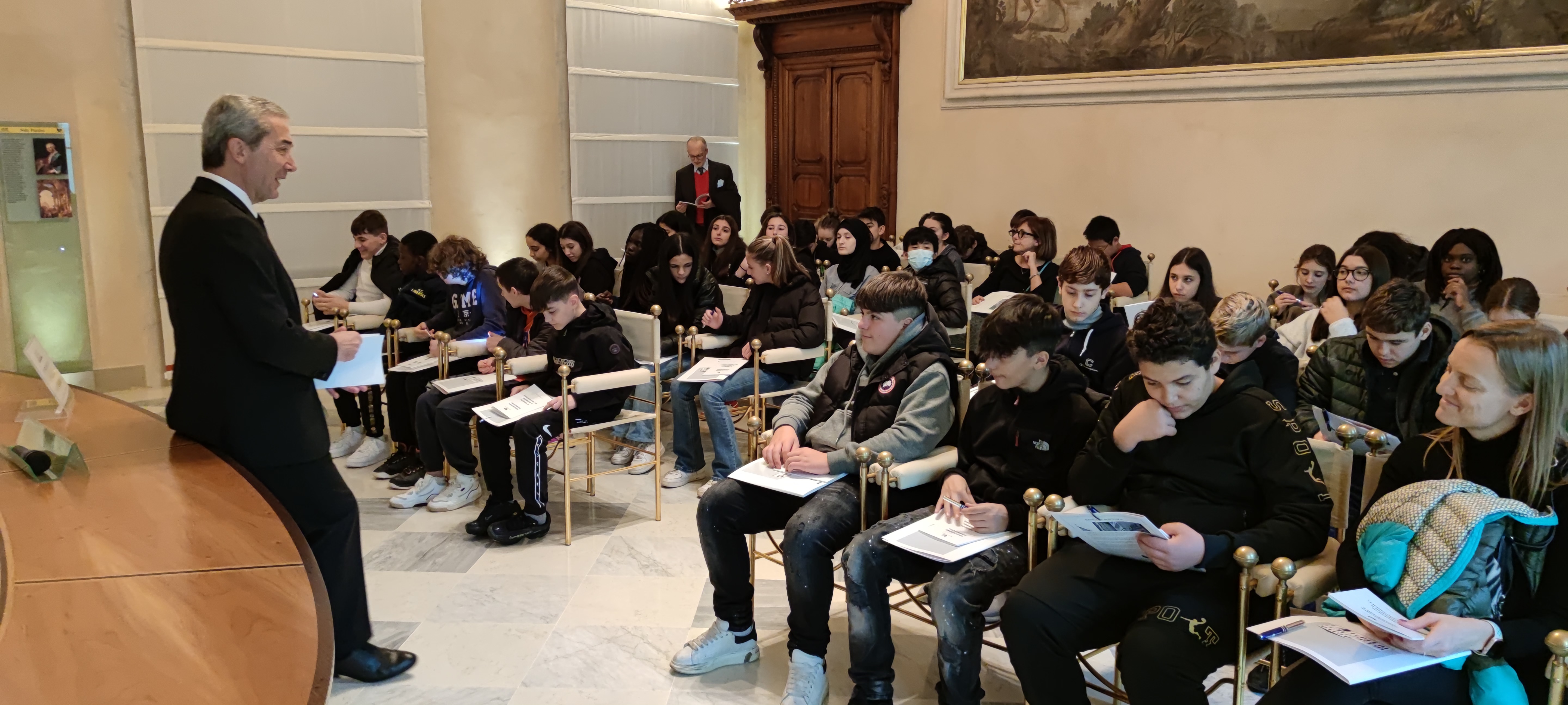 PER GLI STUDENTI DELLA SCUOLA MEDIA DANTE-CARDUCCI UNA LEZIONE PRATICA DI COME FUNZIONA UNA BANCA