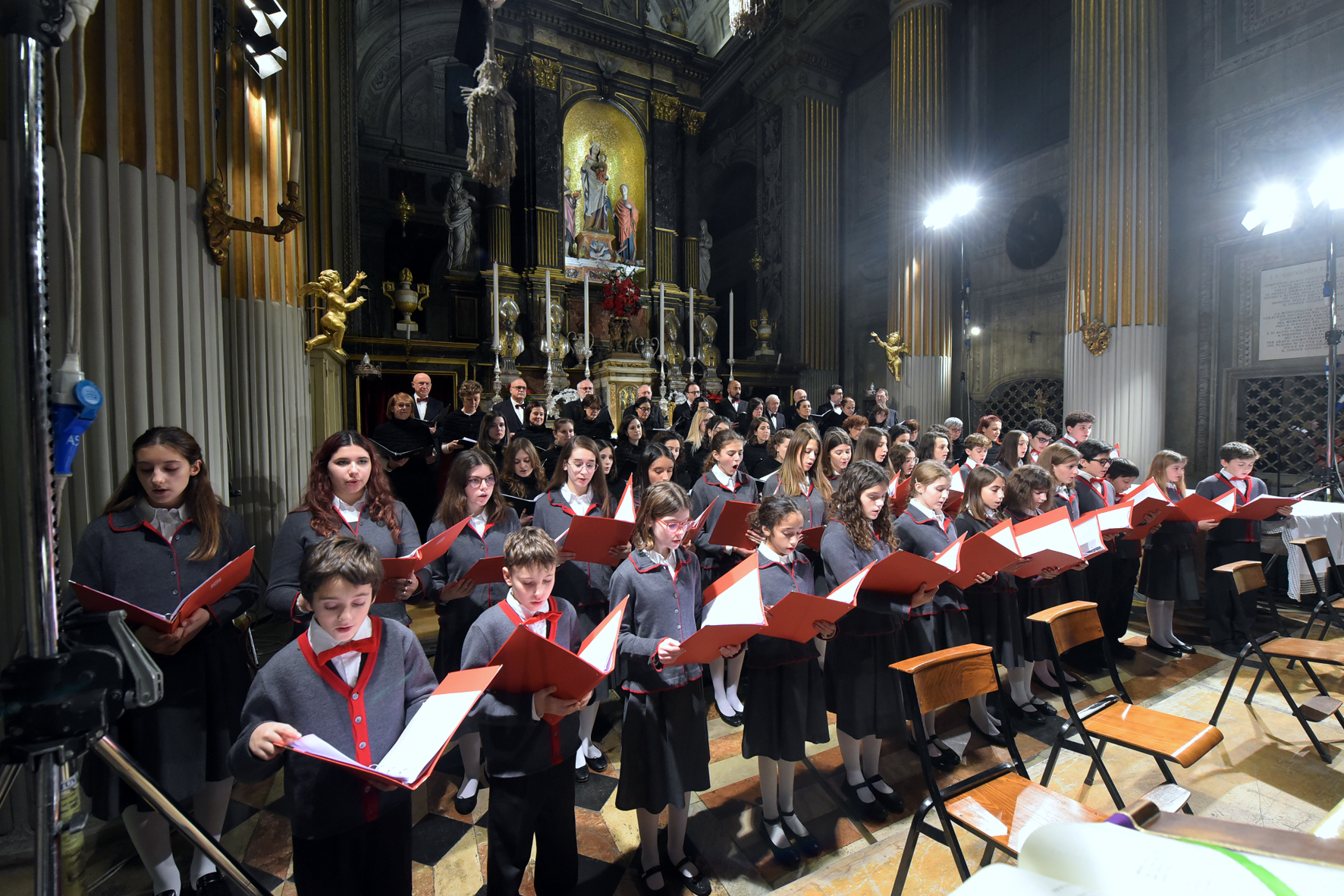 LUNGO APPLAUSO IN OMAGGIO AL PRESIDENTE SFORZA AL TRADIZIONALE CONCERTO DEGLI AUGURI CHE IDEÒ NEL 19