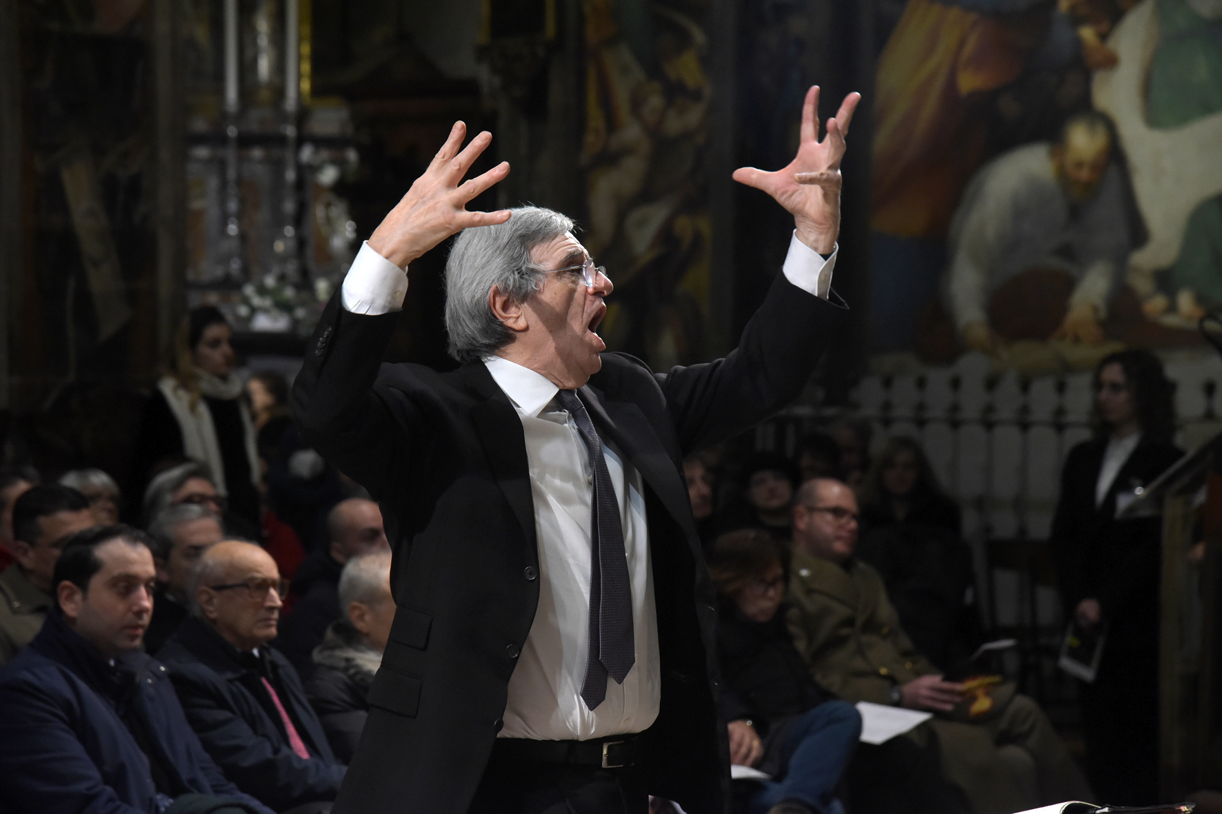 LUNGO APPLAUSO IN OMAGGIO AL PRESIDENTE SFORZA AL TRADIZIONALE CONCERTO DEGLI AUGURI CHE IDEÒ NEL 19