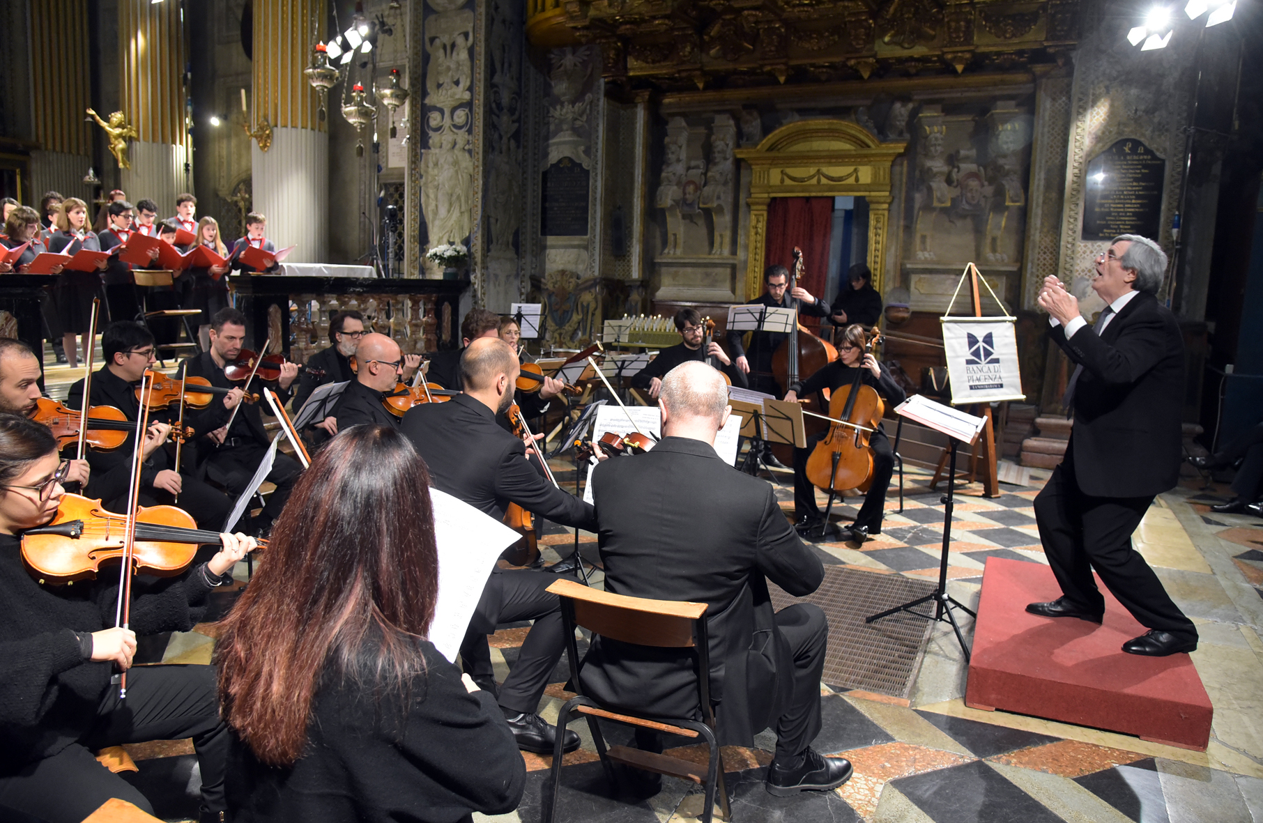 LUNGO APPLAUSO IN OMAGGIO AL PRESIDENTE SFORZA AL TRADIZIONALE CONCERTO DEGLI AUGURI CHE IDEÒ NEL 19
