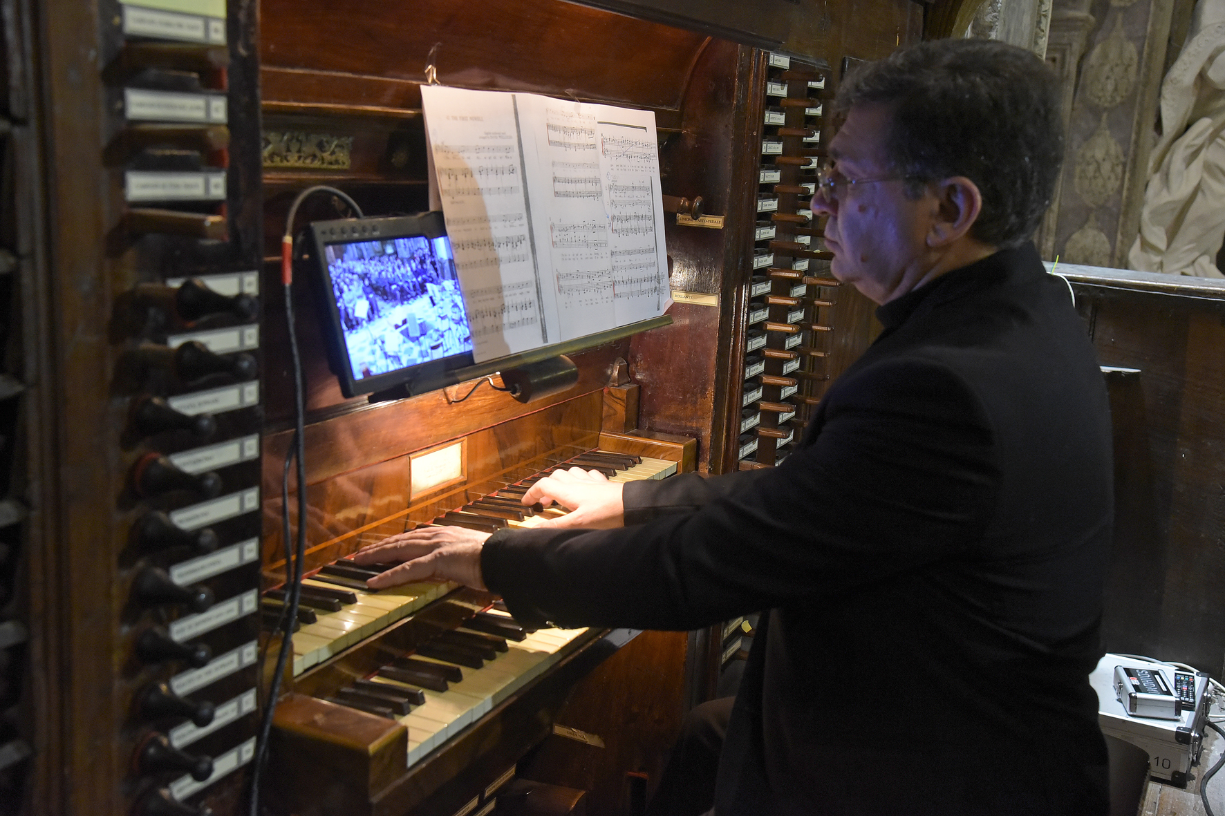 LUNGO APPLAUSO IN OMAGGIO AL PRESIDENTE SFORZA AL TRADIZIONALE CONCERTO DEGLI AUGURI CHE IDEÒ NEL 19