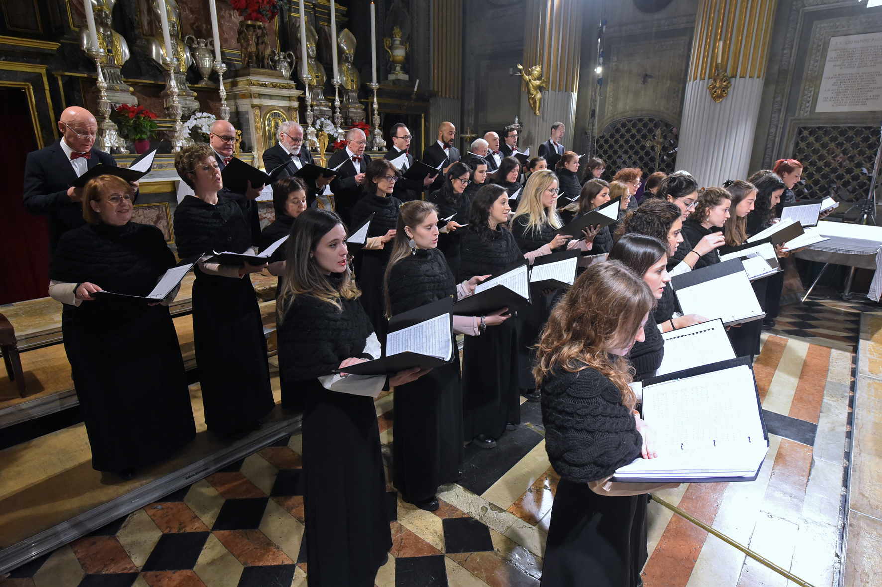 LUNGO APPLAUSO IN OMAGGIO AL PRESIDENTE SFORZA AL TRADIZIONALE CONCERTO DEGLI AUGURI CHE IDEÒ NEL 19