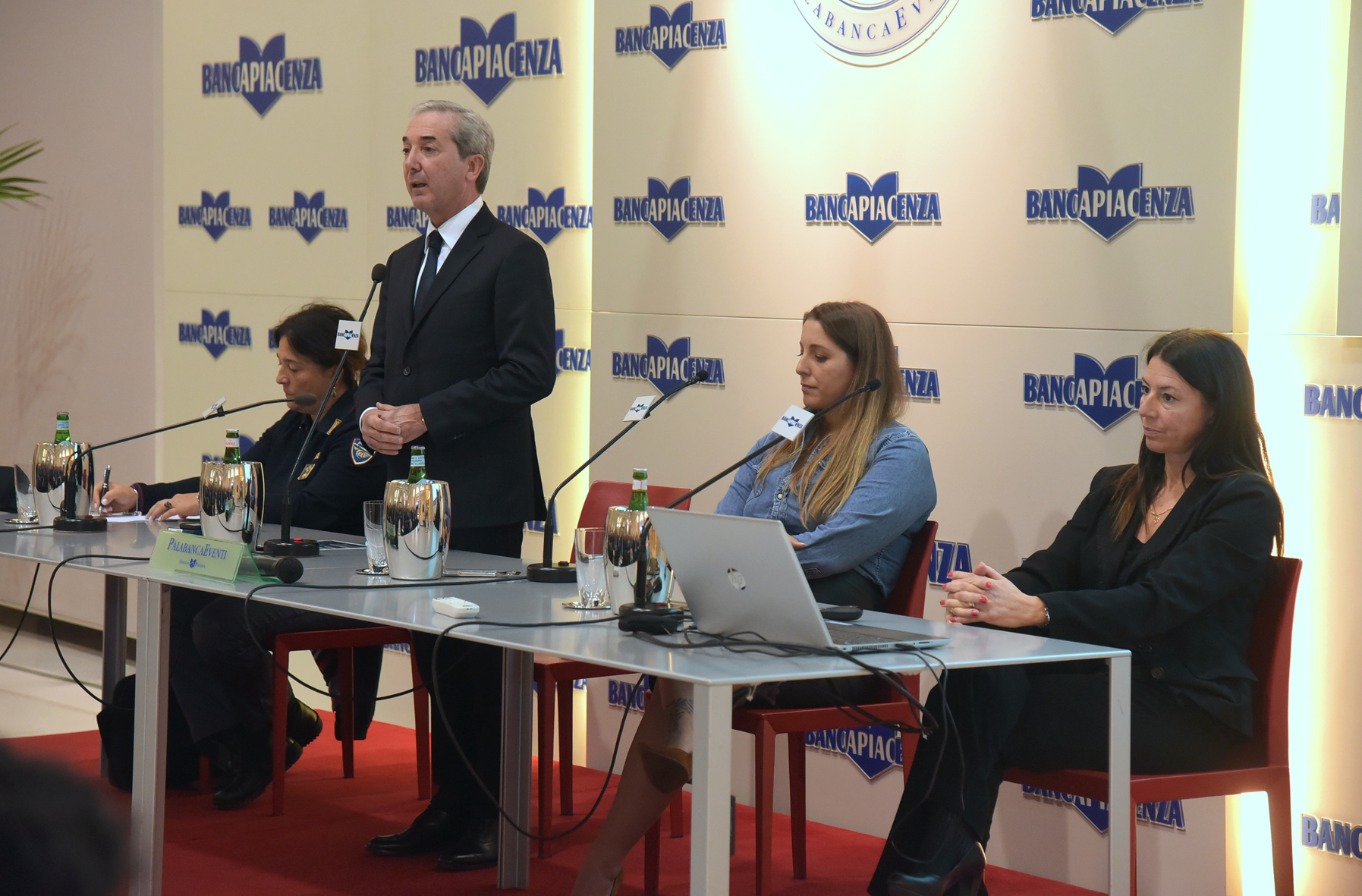 DALLE TRUFFE INFORMATICHE CI SI DIFENDE DENUNCIANDO E ALLACCIANDOCI LA CINTURA COME SE FOSSIMO IN