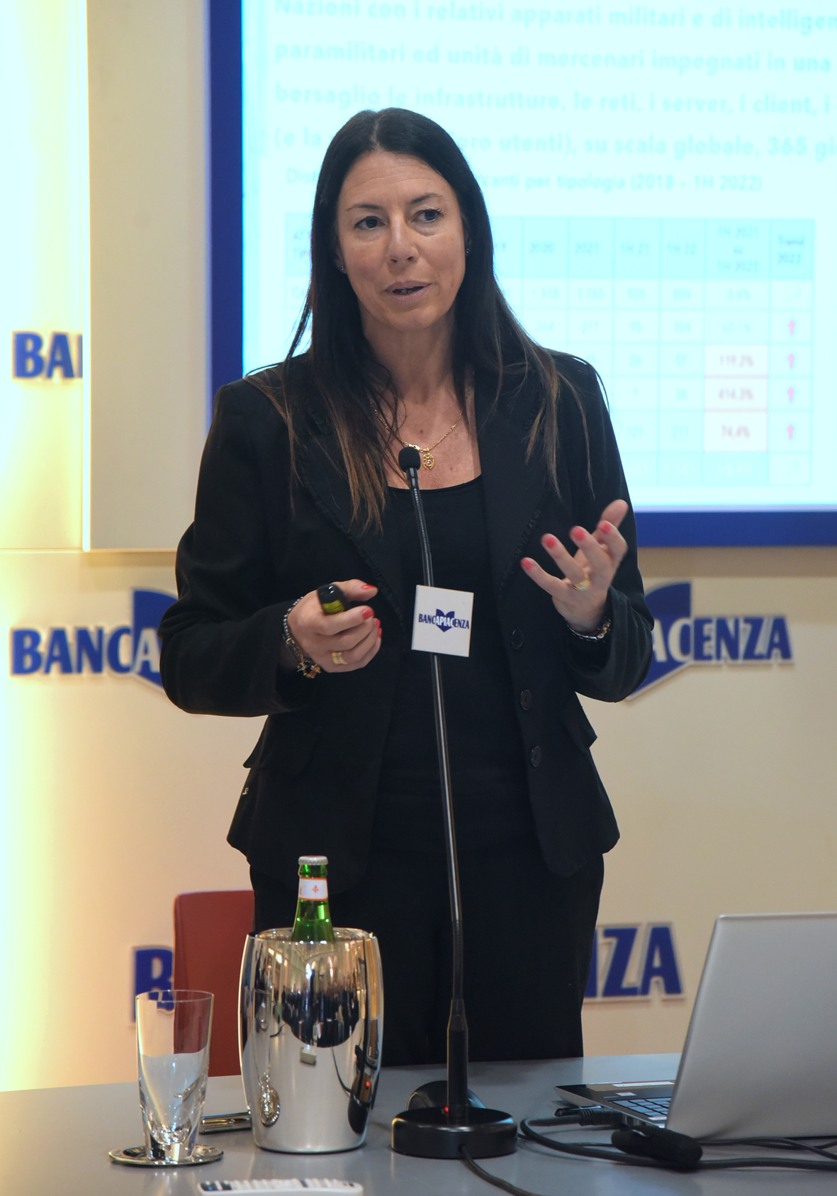 DALLE TRUFFE INFORMATICHE CI SI DIFENDE DENUNCIANDO E ALLACCIANDOCI LA CINTURA COME SE FOSSIMO IN