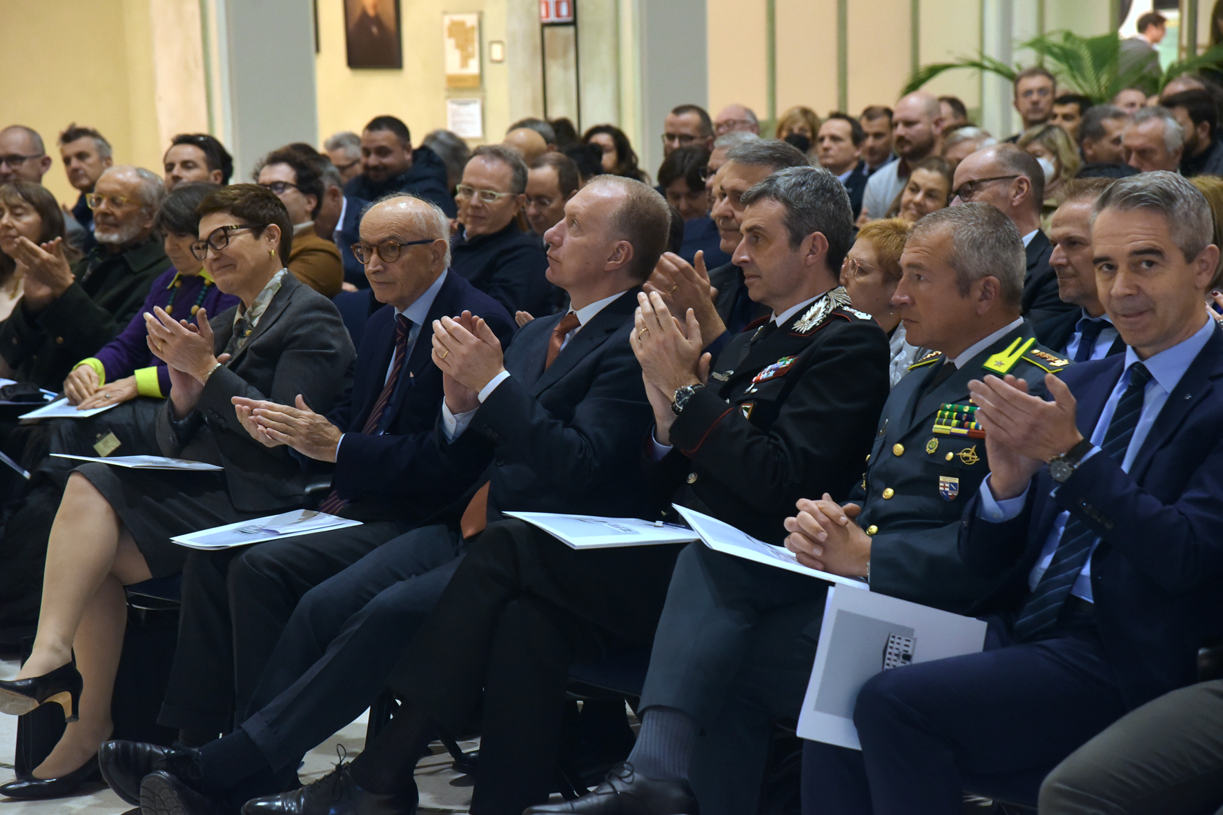 DALLE TRUFFE INFORMATICHE CI SI DIFENDE DENUNCIANDO E ALLACCIANDOCI LA CINTURA COME SE FOSSIMO IN