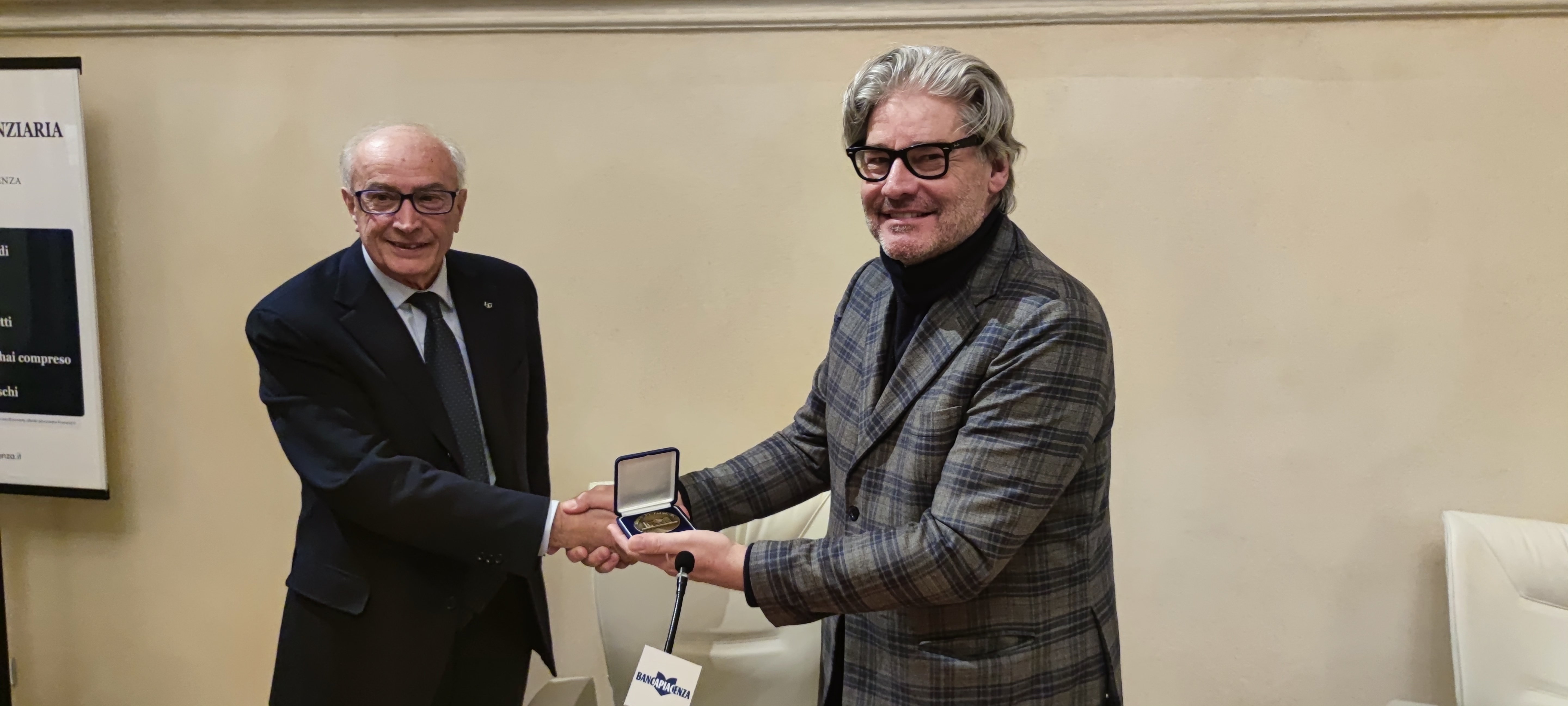 «UN ROMANZO CHE RACCONTA LA STORIA DI UN UOMO CHE CERCA DI DIVENTARE SE STESSO PER CONQUISTARE LA LI