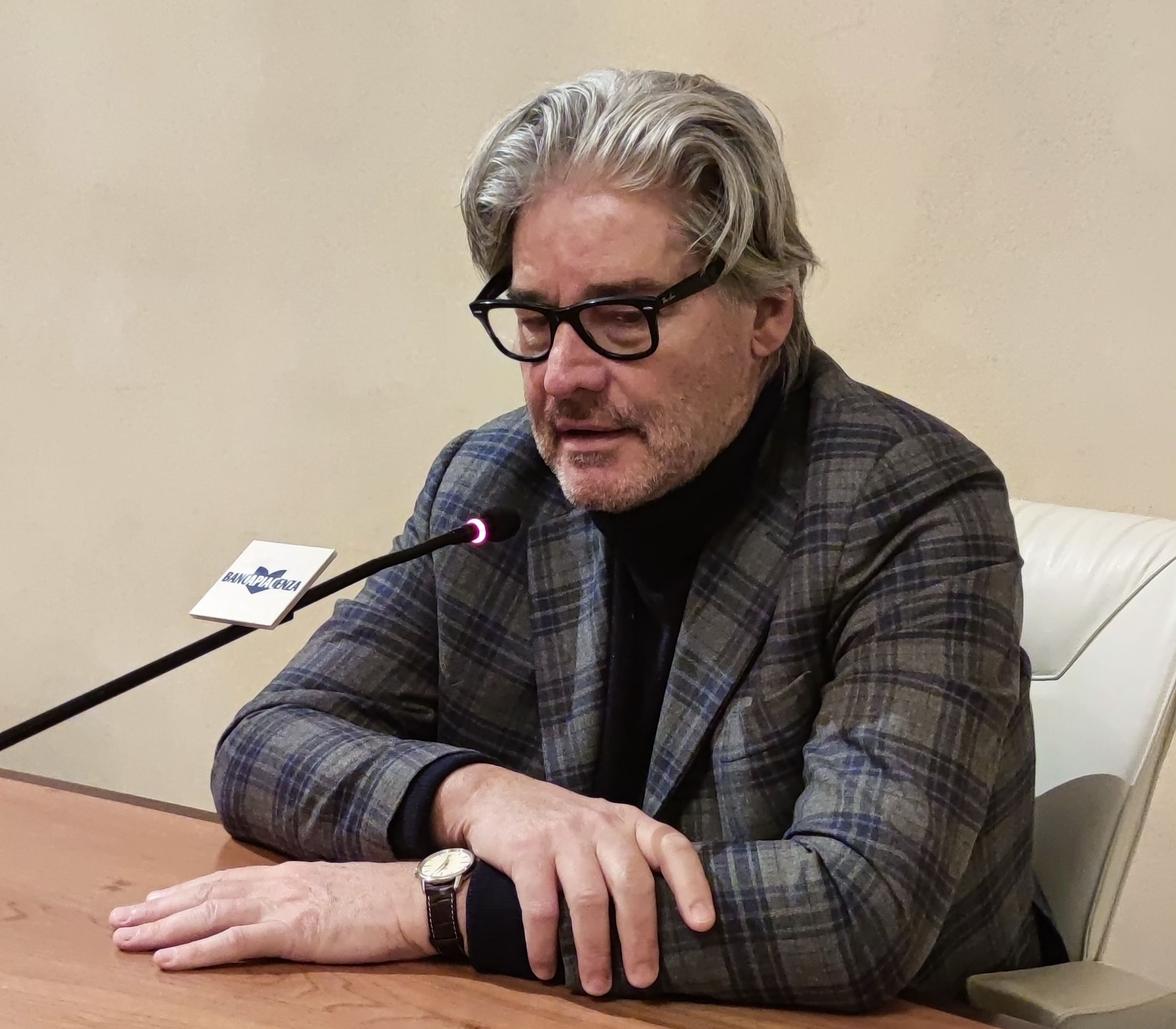 «UN ROMANZO CHE RACCONTA LA STORIA DI UN UOMO CHE CERCA DI DIVENTARE SE STESSO PER CONQUISTARE LA LI