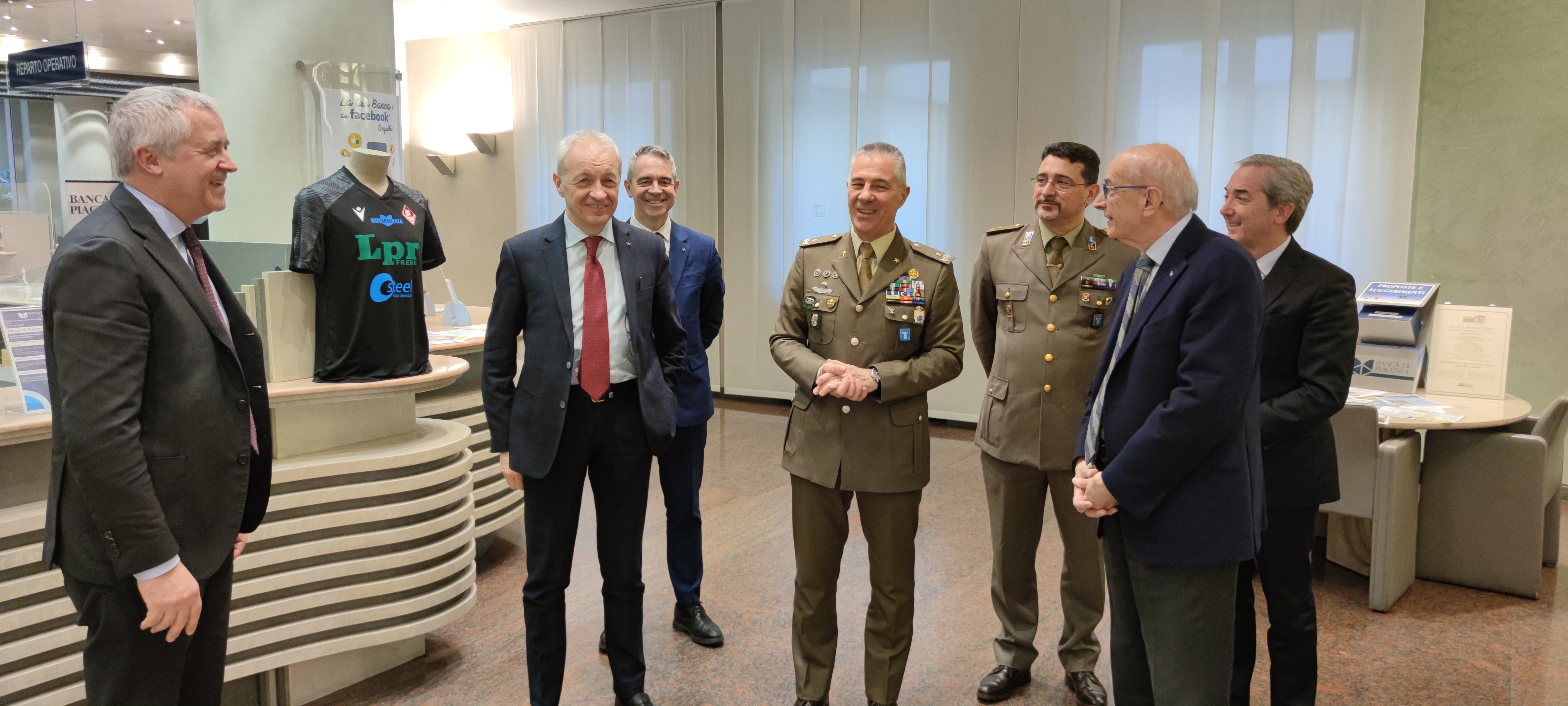 IL GENERALE DI BLASI IN VISITA ALLA BANCA