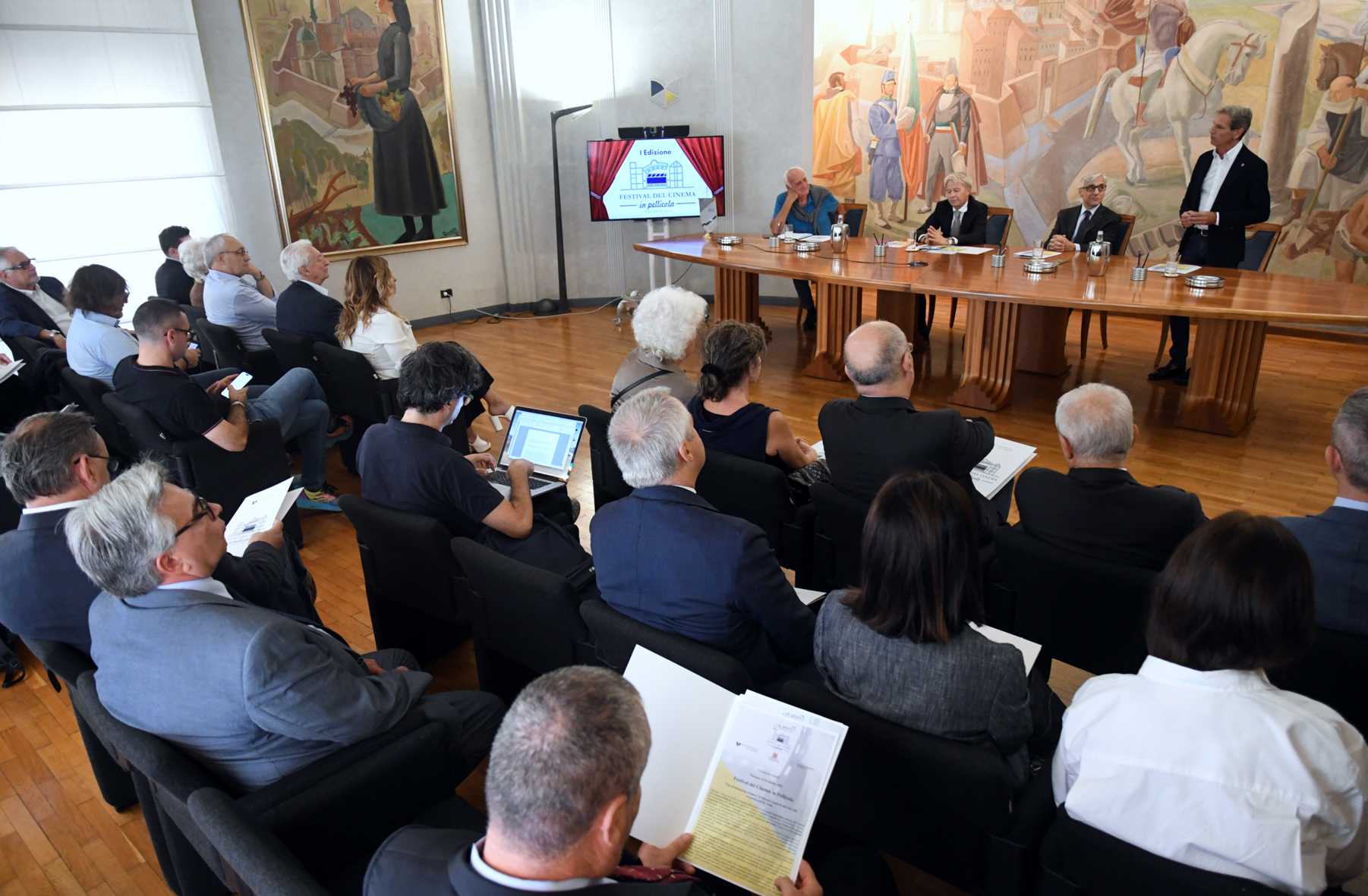 PRESENTATO IN BANCA IL FESTIVAL DEL CINEMA IN PELLICOLA. DEBORA CAPRIOGLIO OSPITE D'ONORE