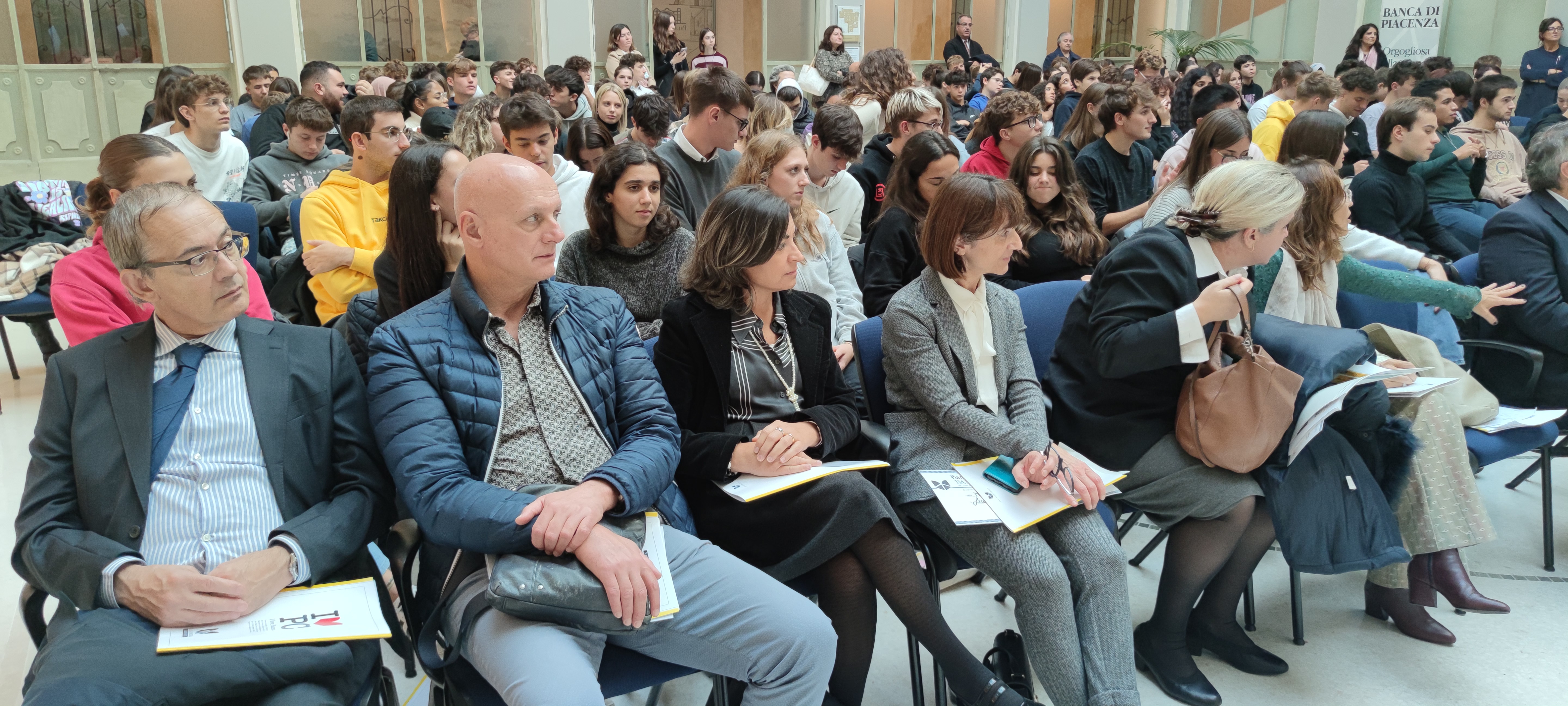 EDUCAZIONE FINANZIARIA A 5 SCUOLE PIACENTINE LE BORSE DI STUDIO MESSE IN PALIO DALLA BANCA