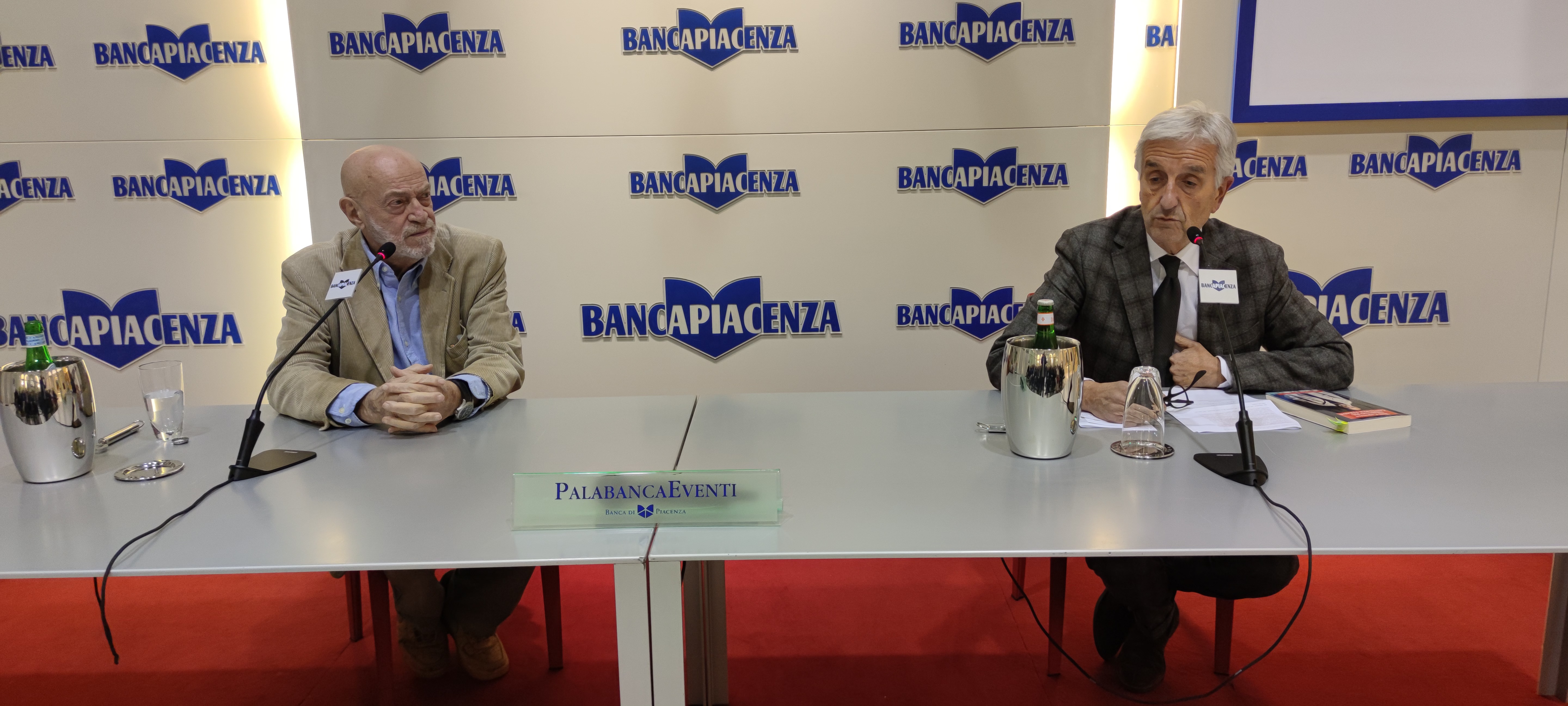 Toni Capuozzo cattura il pubblico del PalabancaEventi