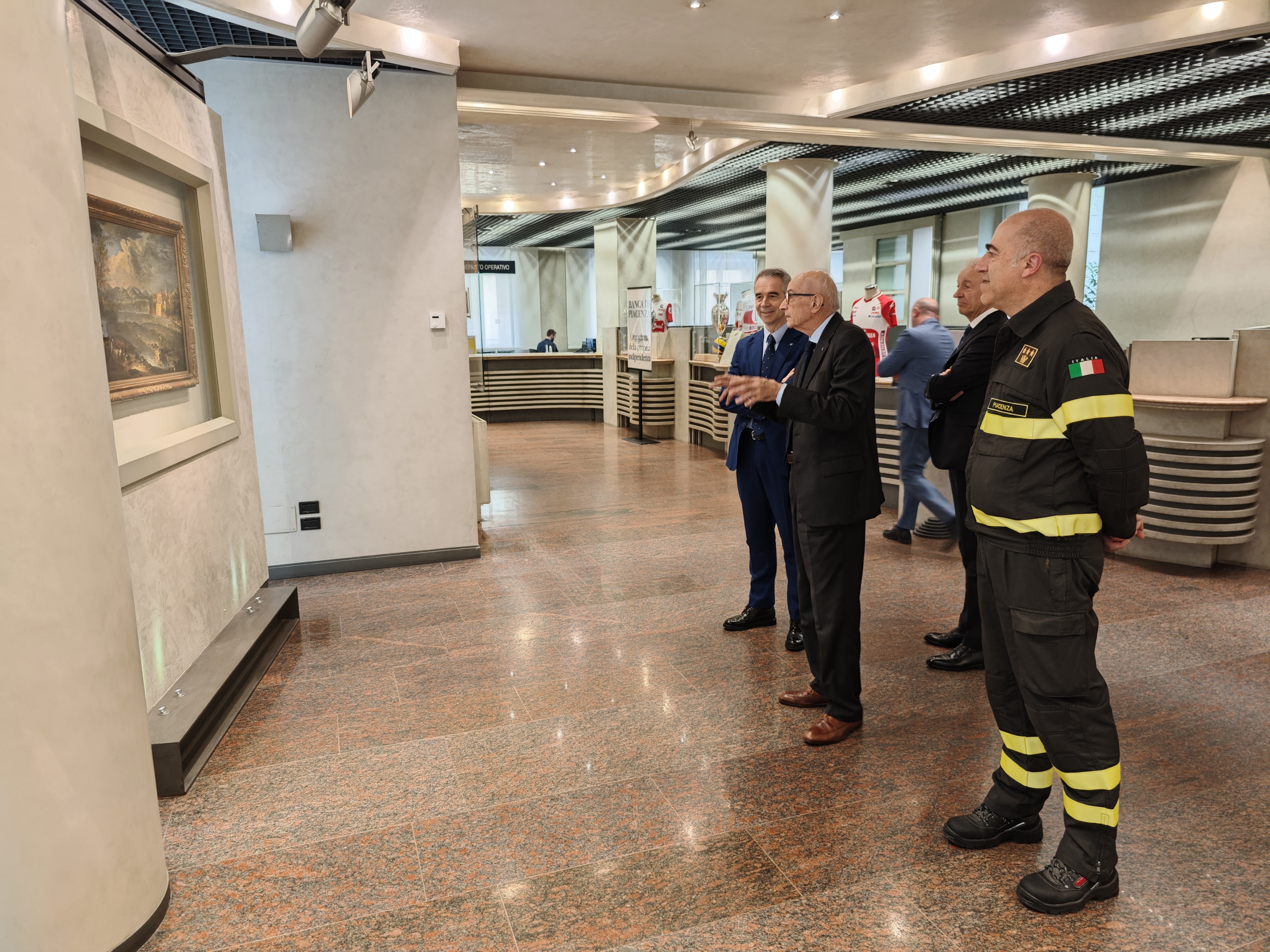 Il comandante dei Vigili del Fuoco in visita alla sede centrale della Banca di Piacenza