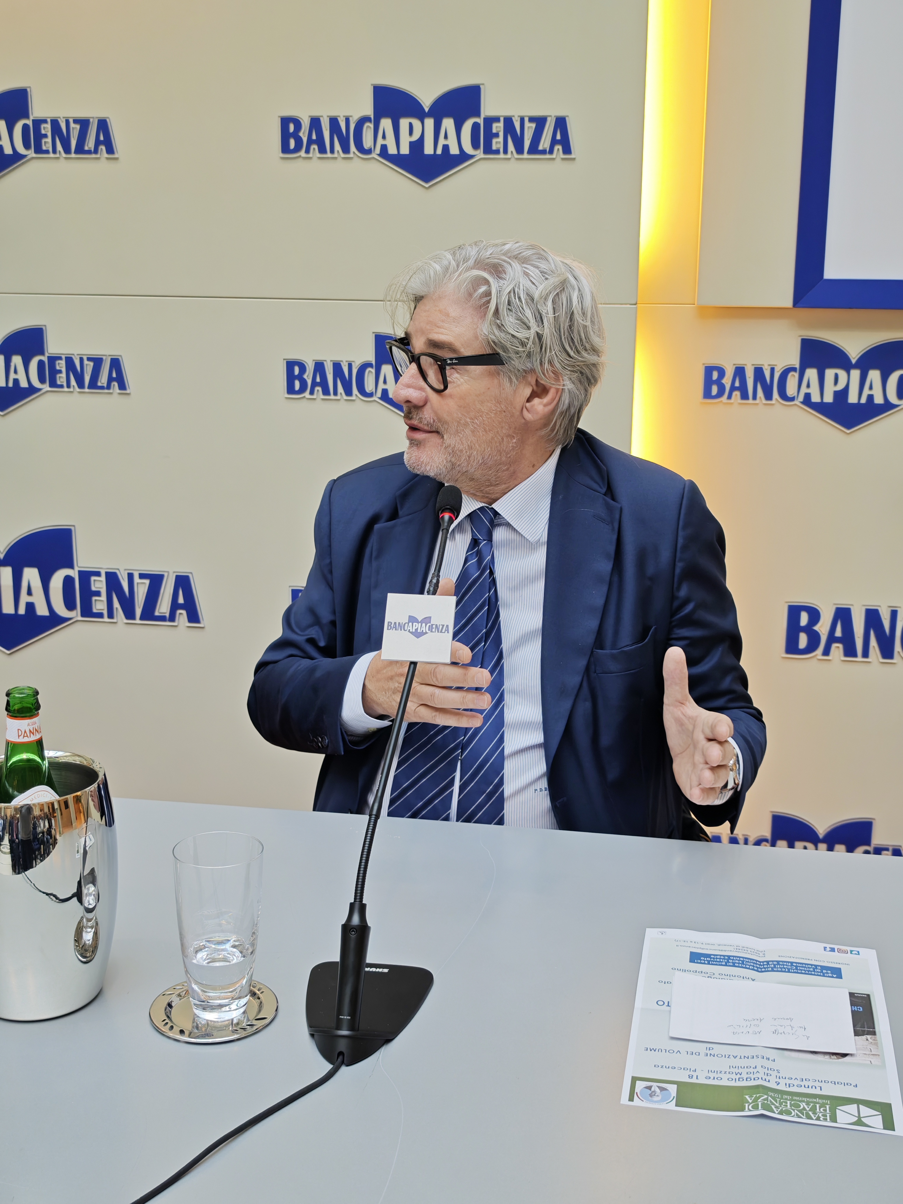 BAGNO DI FOLLA AL PALABANCAEVENTI PER IL CONDUTTORE TV PAOLO DEL DEBBIO