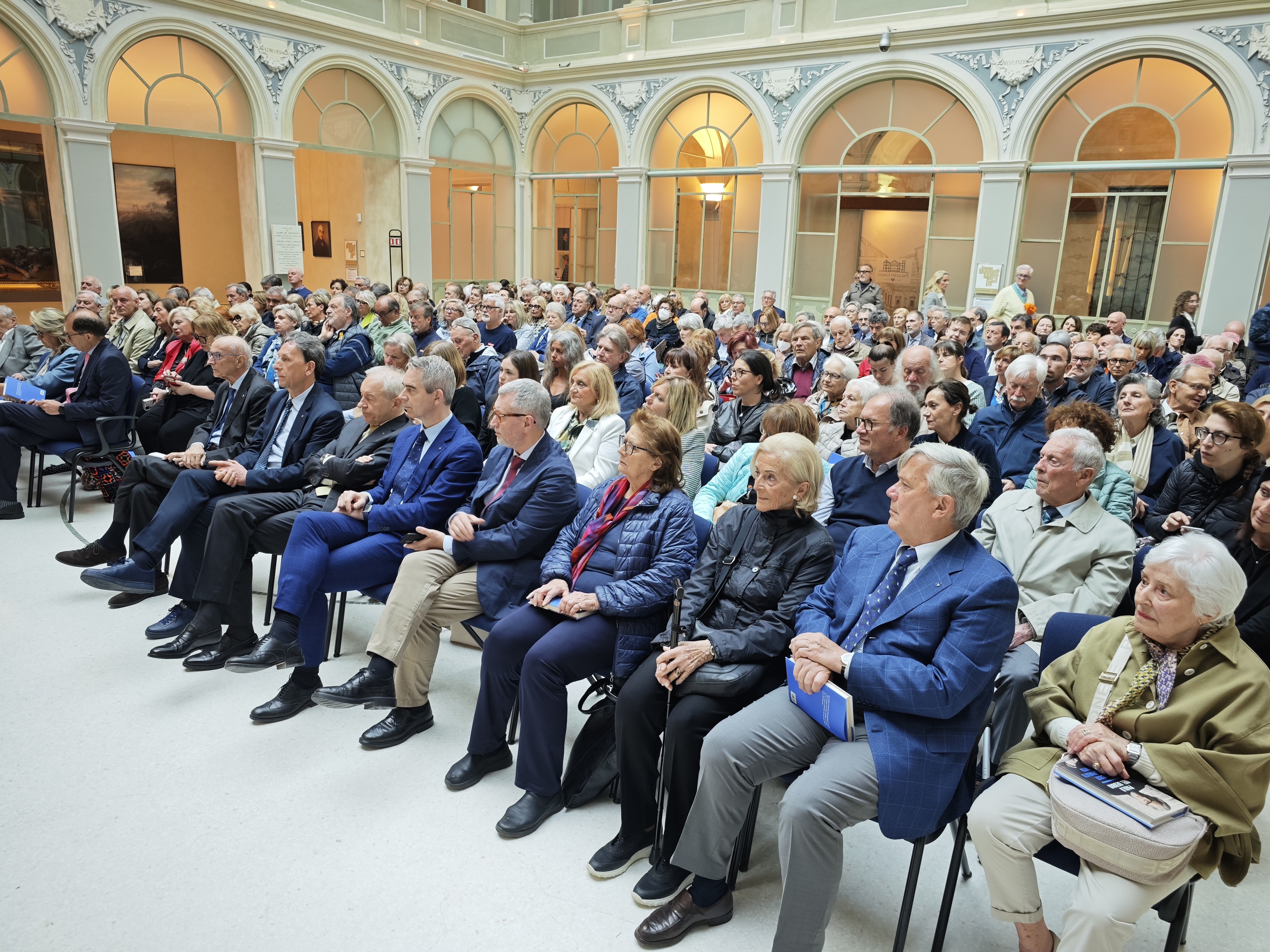 BAGNO DI FOLLA AL PALABANCAEVENTI PER IL CONDUTTORE TV PAOLO DEL DEBBIO