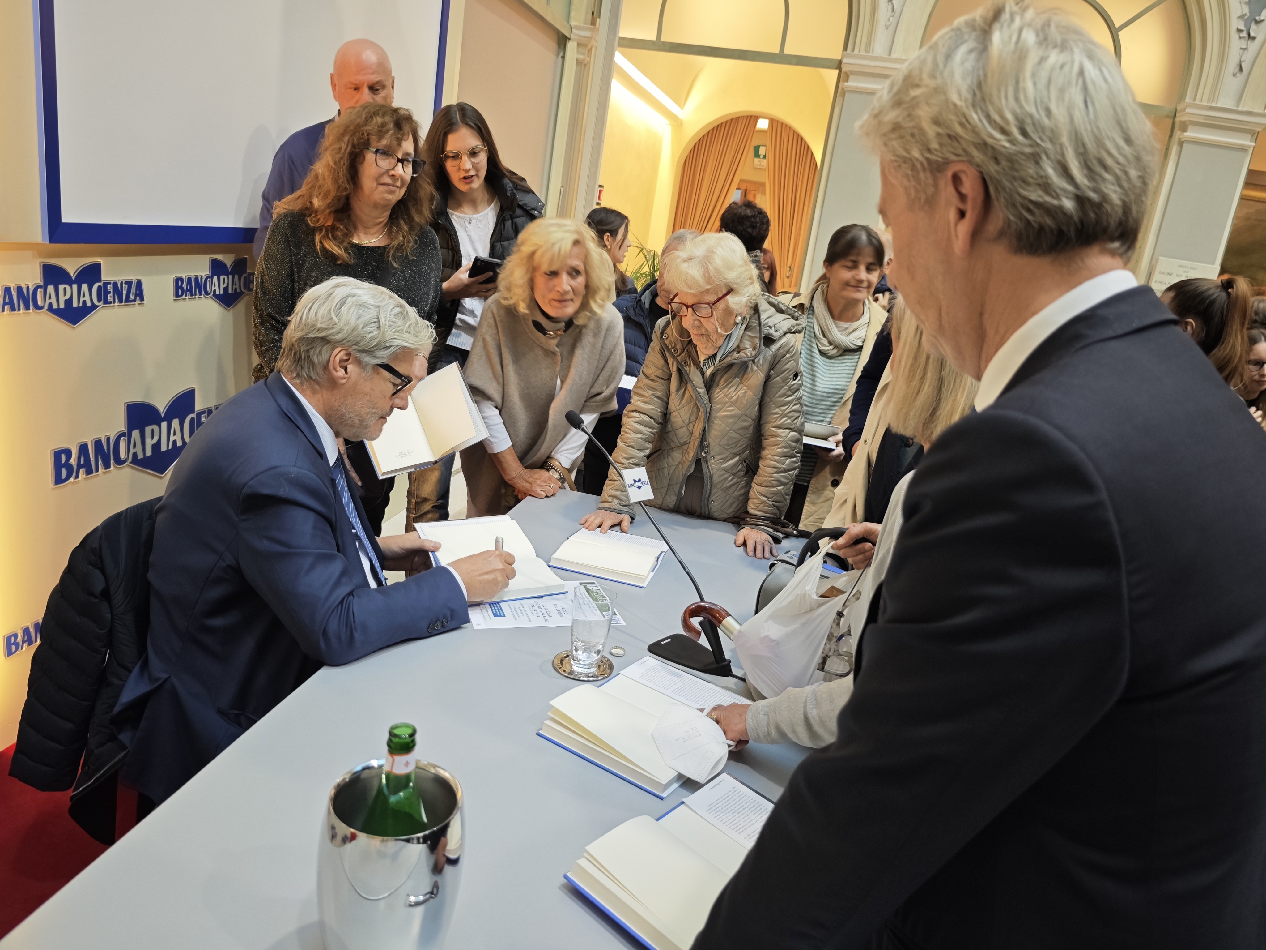 BAGNO DI FOLLA AL PALABANCAEVENTI PER IL CONDUTTORE TV PAOLO DEL DEBBIO
