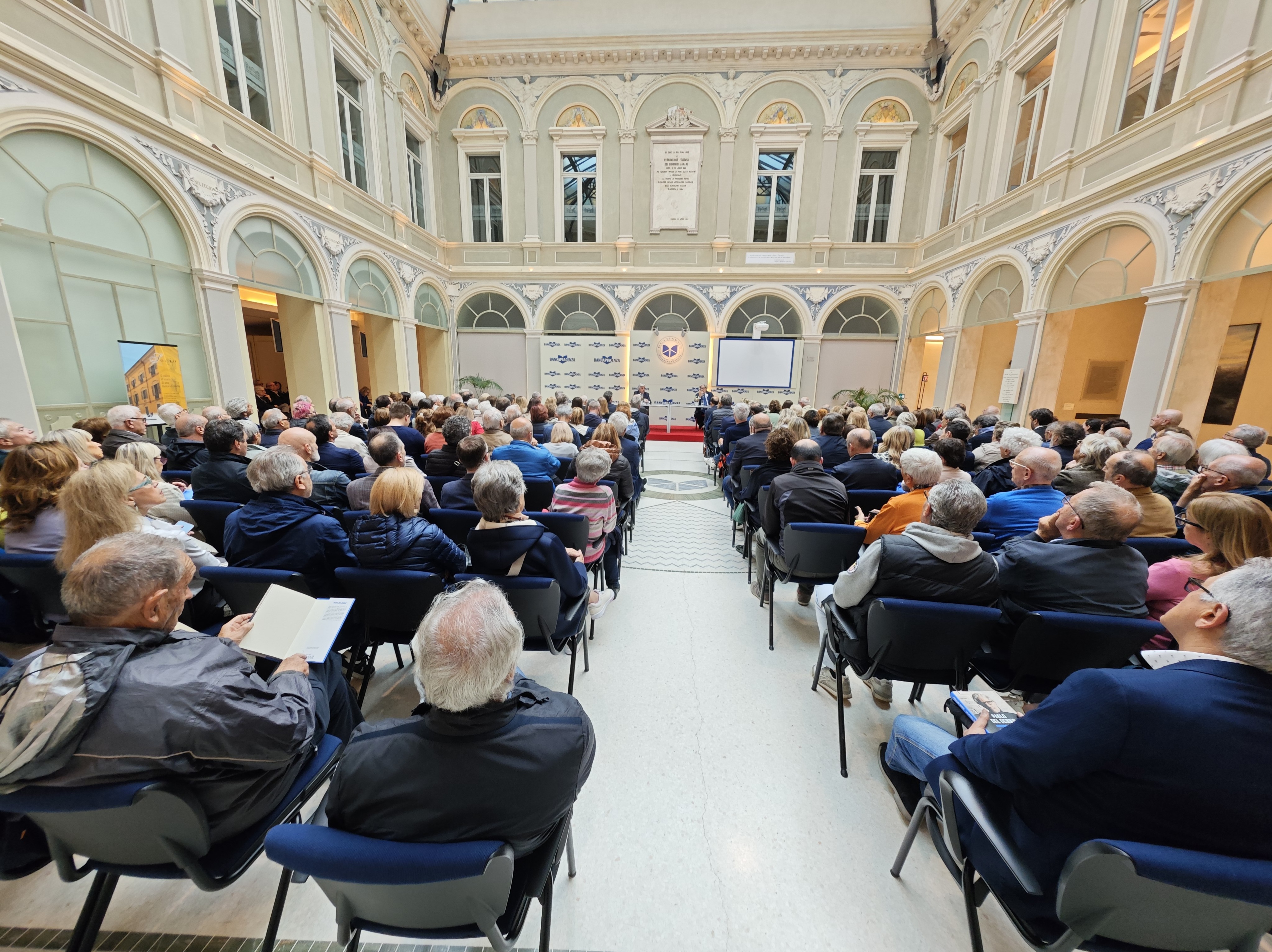 BAGNO DI FOLLA AL PALABANCAEVENTI PER IL CONDUTTORE TV PAOLO DEL DEBBIO