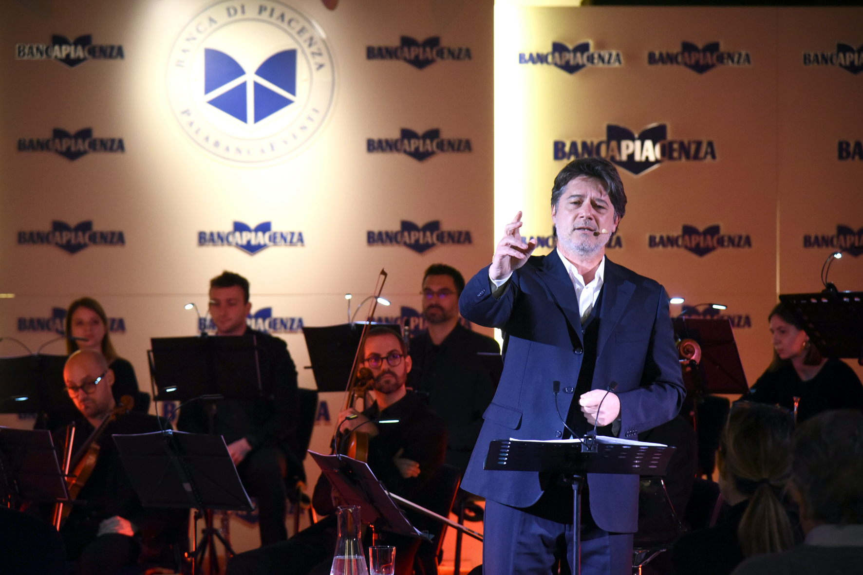 EMOZIONE E APPLAUSI AL PALABANCAEVENTI CON MANZONI IN RICORDO DI CORRADO SFORZA FOGLIANI