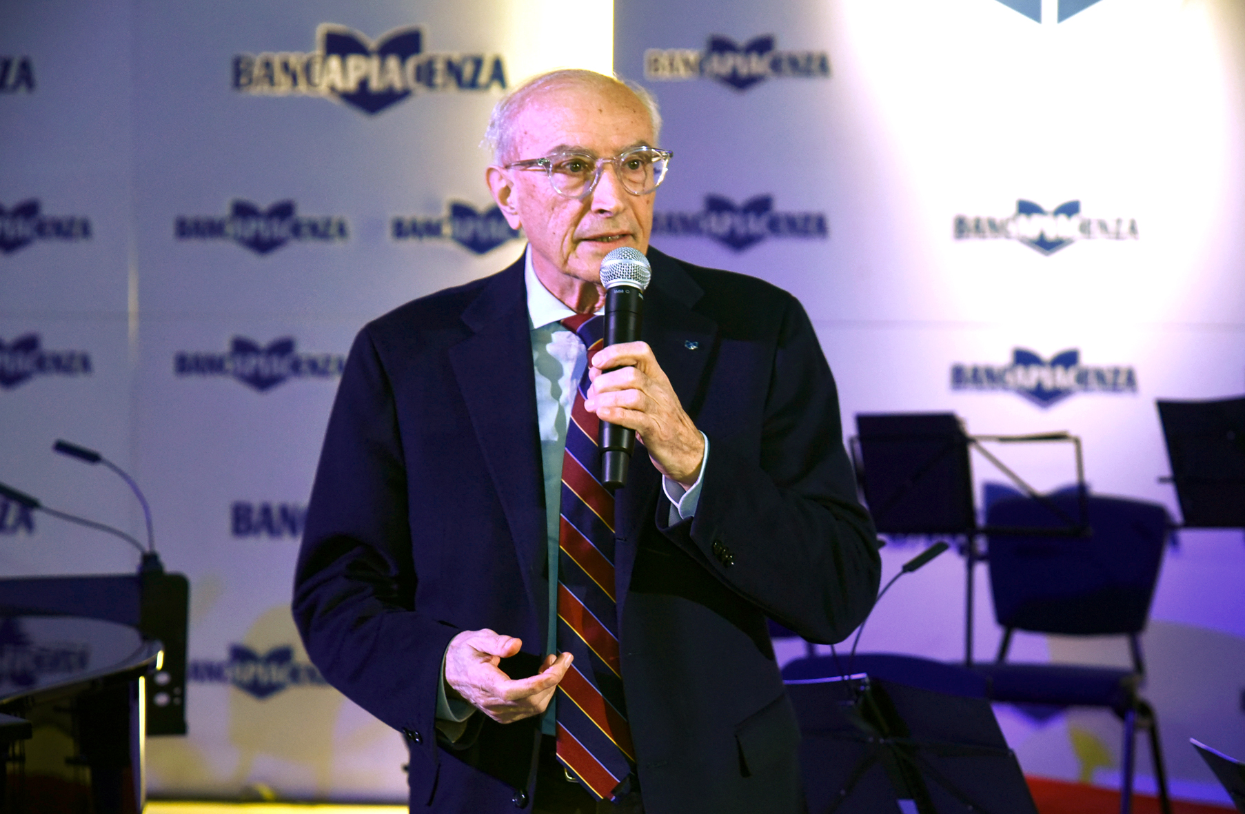 EMOZIONE E APPLAUSI AL PALABANCAEVENTI CON MANZONI IN RICORDO DI CORRADO SFORZA FOGLIANI