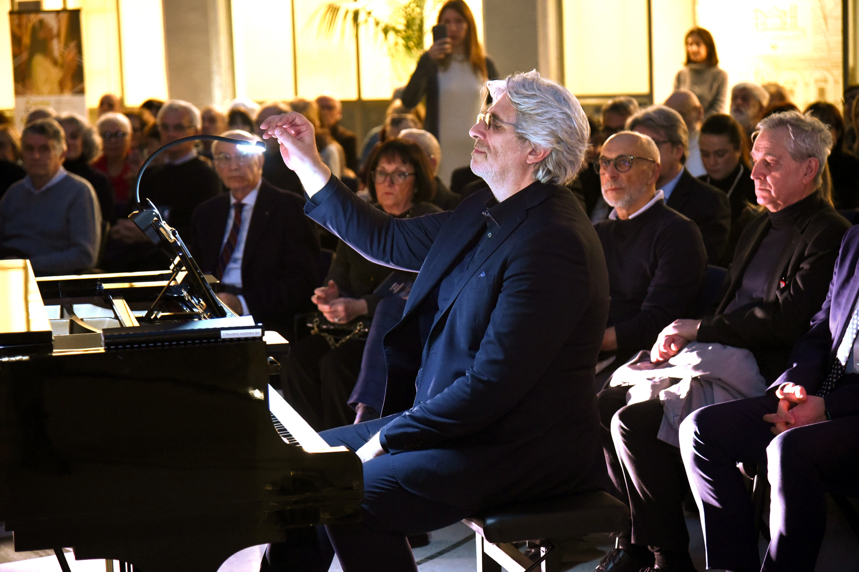 EMOZIONE E APPLAUSI AL PALABANCAEVENTI CON MANZONI IN RICORDO DI CORRADO SFORZA FOGLIANI