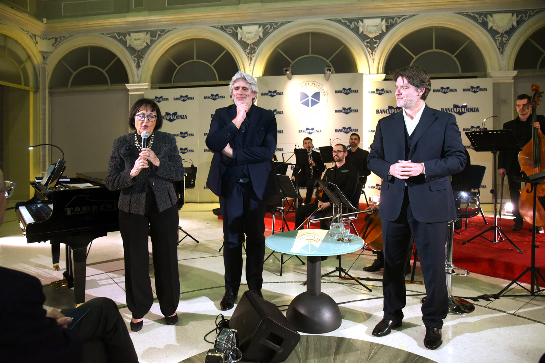 EMOZIONE E APPLAUSI AL PALABANCAEVENTI CON MANZONI IN RICORDO DI CORRADO SFORZA FOGLIANI