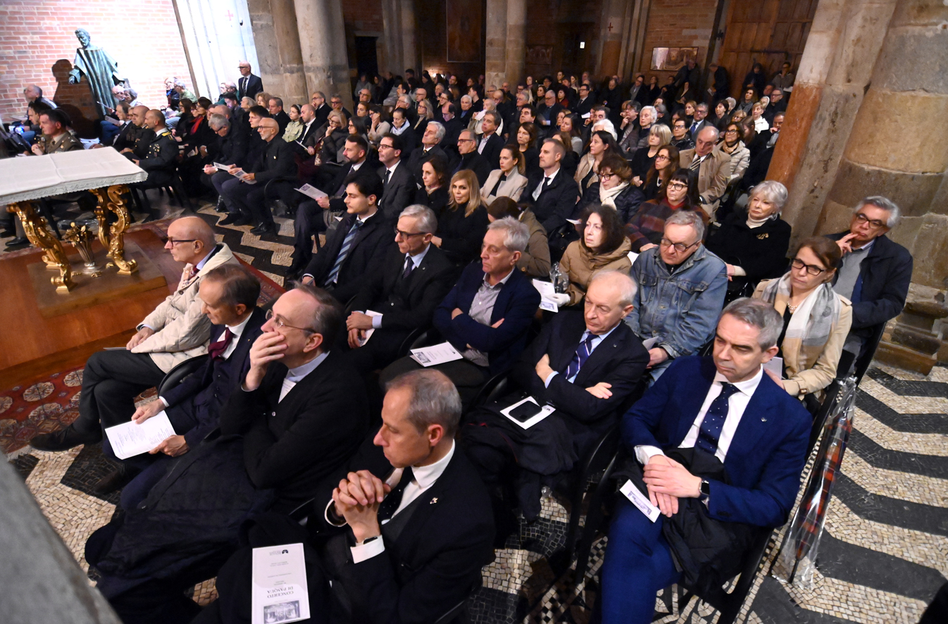 GLI AUGURI DI PASQUA BATTONO ANCHE IL MALTEMPO S. SAVINO GREMITA PER IL CONCERTO DELLA BANCA