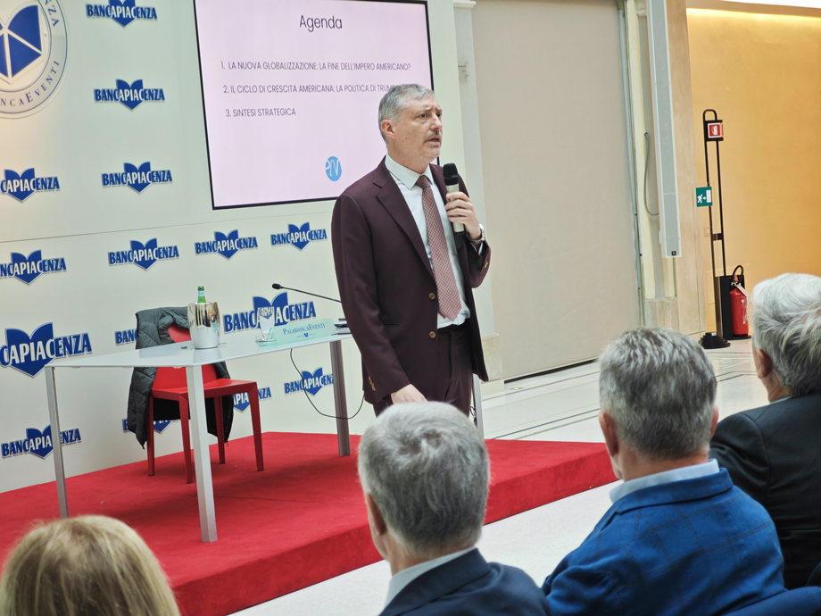IL DECLINO DELL'IMPERO AMERICANO E I RISCHI PER L'EUROPA: PUBBLICO NUMEROSO PER GABRIELE PINOSA AL P