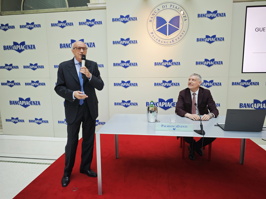 IL DECLINO DELL'IMPERO AMERICANO E I RISCHI PER L'EUROPA: PUBBLICO NUMEROSO PER GABRIELE PINOSA AL P