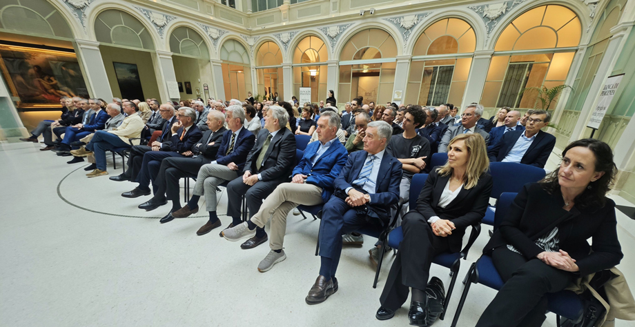 IL DECLINO DELL'IMPERO AMERICANO E I RISCHI PER L'EUROPA: PUBBLICO NUMEROSO PER GABRIELE PINOSA AL P