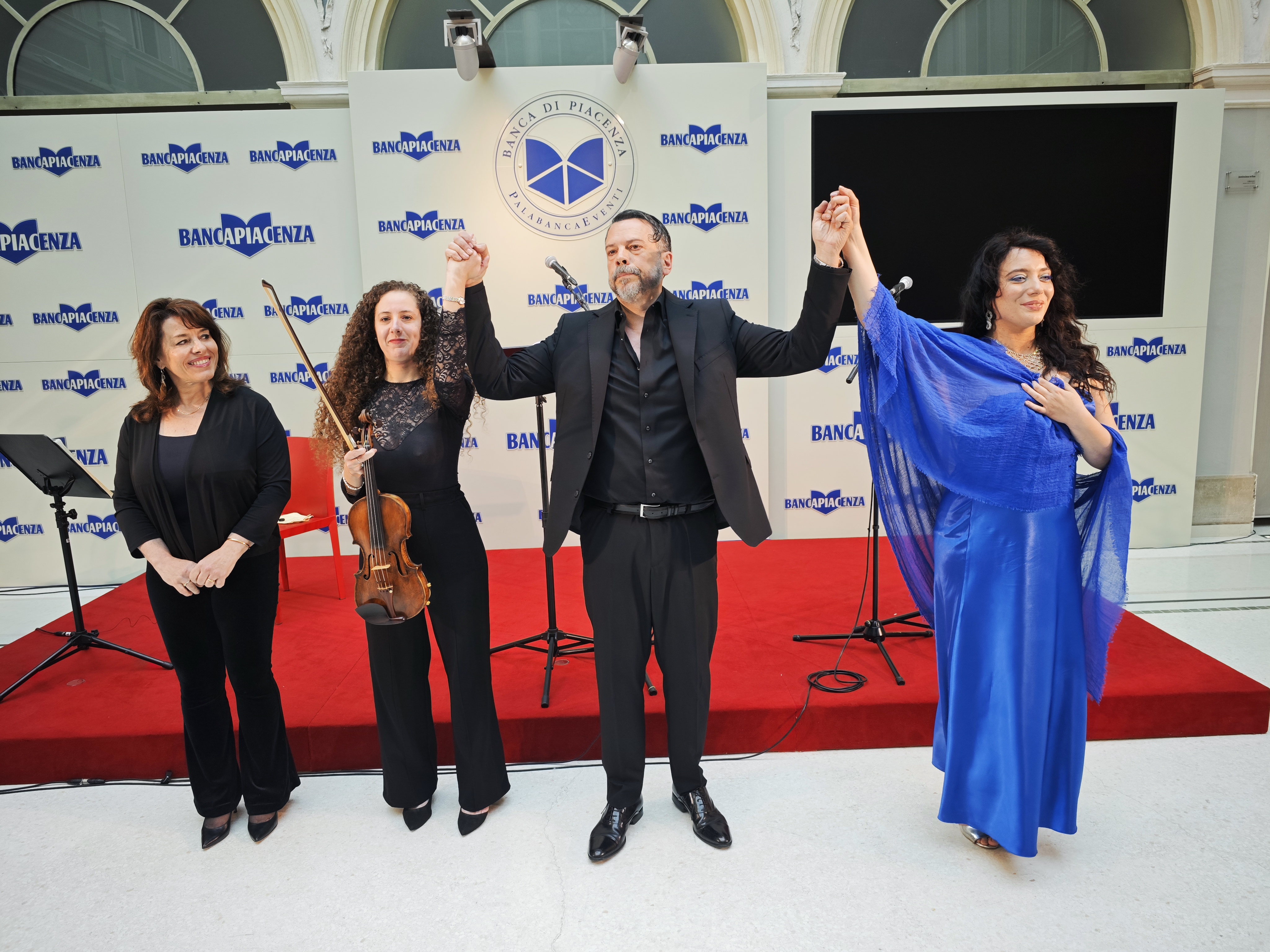 FORZA, POTENZA E BELLEZZA: MANNI E OSSOLI CONQUISTANO IL PUBBLICO CON I CANTI DI LEOPARDI