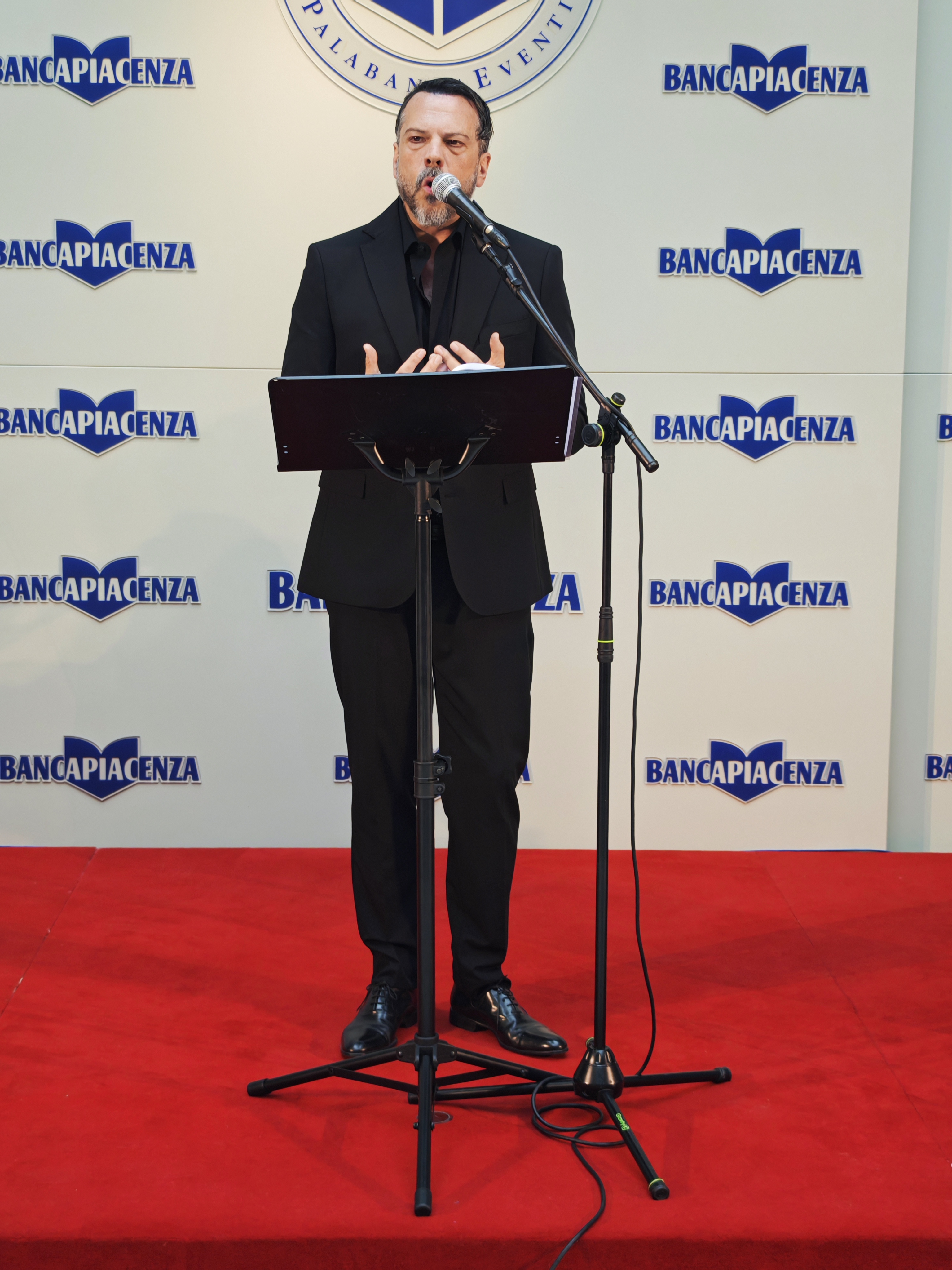 FORZA, POTENZA E BELLEZZA: MANNI E OSSOLI CONQUISTANO IL PUBBLICO CON I CANTI DI LEOPARDI