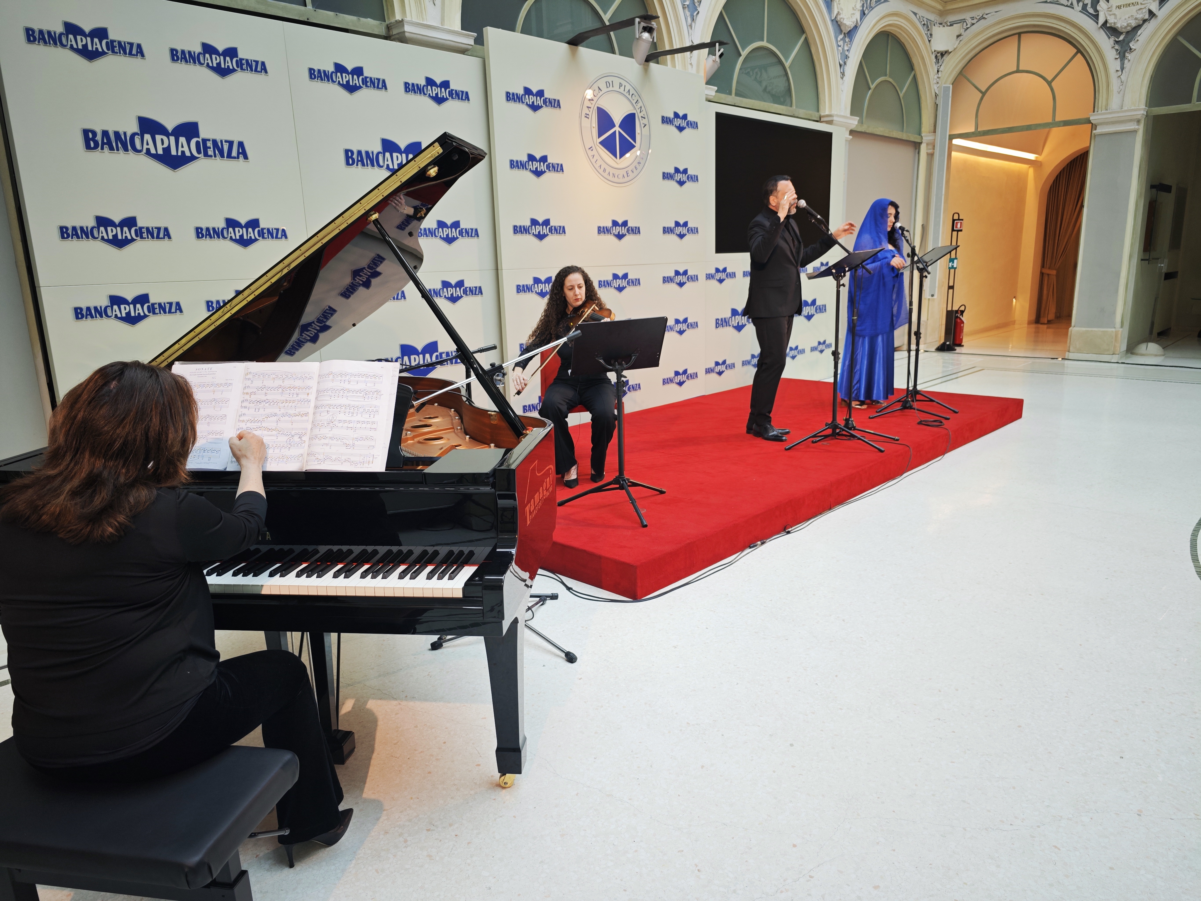 FORZA, POTENZA E BELLEZZA: MANNI E OSSOLI CONQUISTANO IL PUBBLICO CON I CANTI DI LEOPARDI