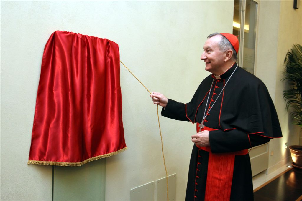 Il Card. Parolin scopre la targa dedicata al Card. Casaroli